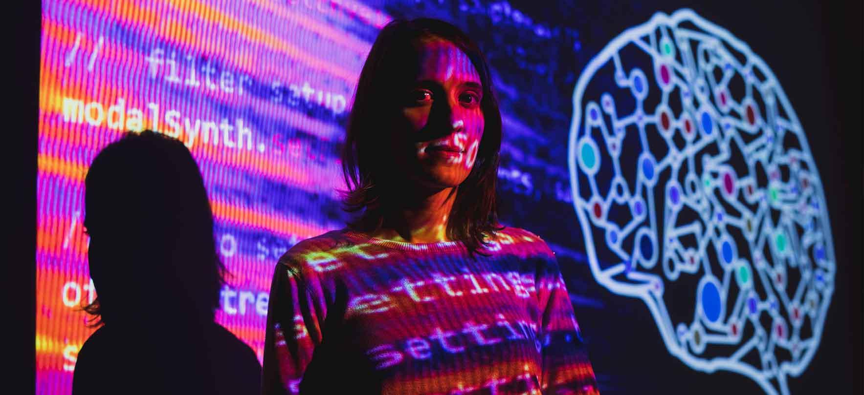 mujer iluminada por proyector, laboratorio del documental de creación