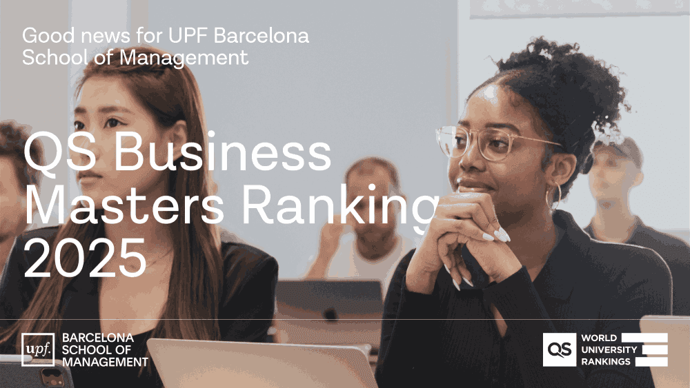 Imagen de dos estudiantes en clase que anuncia los resultados del ranking QS